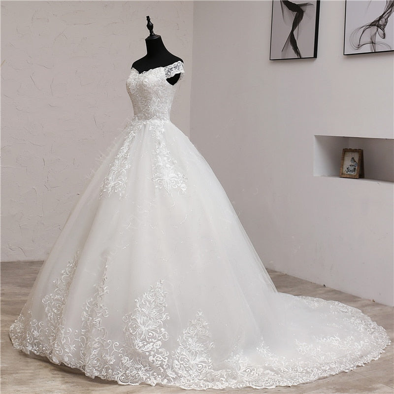 Luxury Lace Applique Plus Size Wedding Dress with Long Train - Robe de Mariée